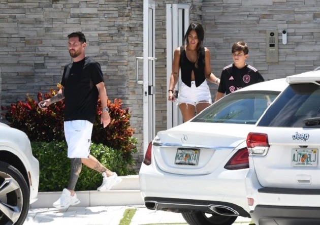 LION HUNT Lionel Messi takes wife Antonela house-hunting in Miami.. and finds stunning mansion complete with putting green on ROOF - Bóng Đá
