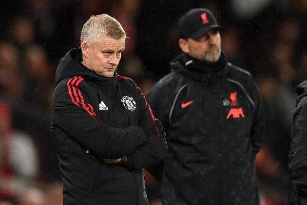 Phil Neville gives his backing to Ole Gunnar Solskjaer despite Man United's 'sickening' 5-0 loss to Liverpool  - Bóng Đá