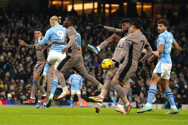 Những cầu thủ 'đóng hai vai' trong một trận đấu tại Premier League - Bóng Đá