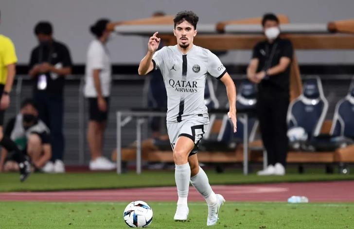Chelsea are interested in signing the Paris Saint-Germain midfielder Vitinha. - Bóng Đá