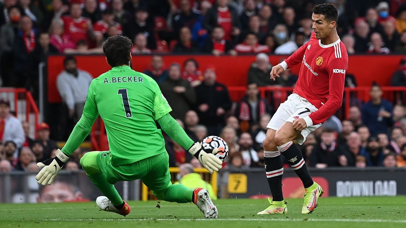 Sir Alex ngao ngán trên khán đài, Ronaldo nổi điên hóa đồ tể dưới sân - Bóng Đá