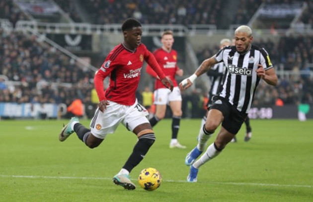 Man Utd starlet set for bumper salary increase after breaking into Erik ten Hag’s first team this season - Bóng Đá