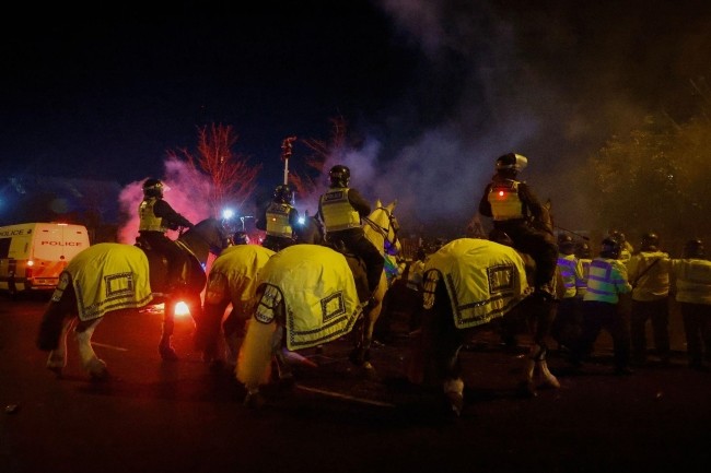 Nổ biến tại cúp C3, cảnh sát bị thương - Bóng Đá