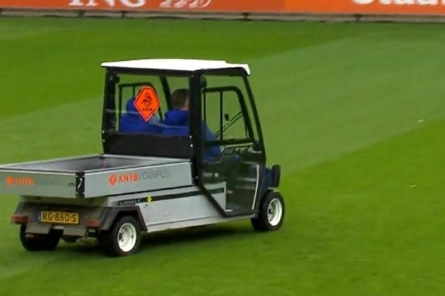 Louis van Gaal temporarily in wheelchair after bike accident, driven to Netherlands training on golf cart - Bóng Đá