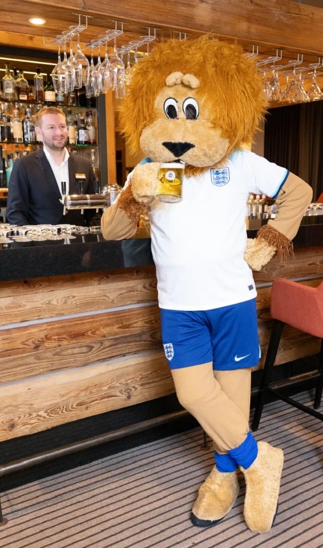 LION IN LUXURY Sun mascot Harry Mane checks out England’s Euro 2024 team hotel – complete with robot waiter and six restaurants - Bóng Đá