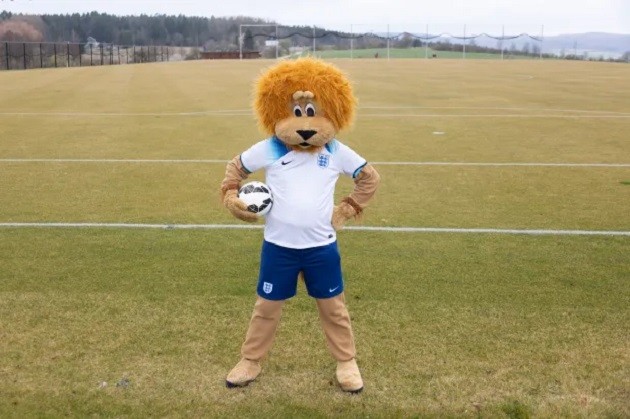 LION IN LUXURY Sun mascot Harry Mane checks out England’s Euro 2024 team hotel – complete with robot waiter and six restaurants - Bóng Đá