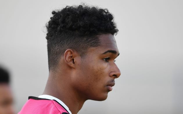 Photo: Mikel Arteta calls up 18-year-old defender to Arsenal training after Saliba injury blow - Bóng Đá