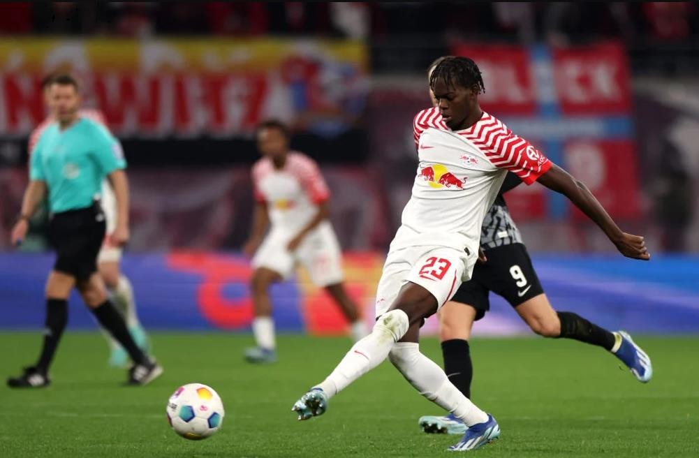 Manchester United are paying attention to rising star Castello Lukeba, according to reports coming from Germany. - Bóng Đá