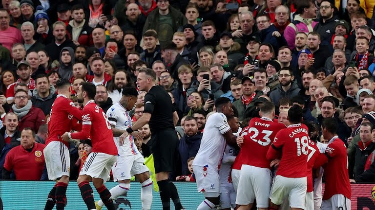 Đẩy Man Utd vào thế khó, Casemiro bị cấm mấy trận? - Bóng Đá