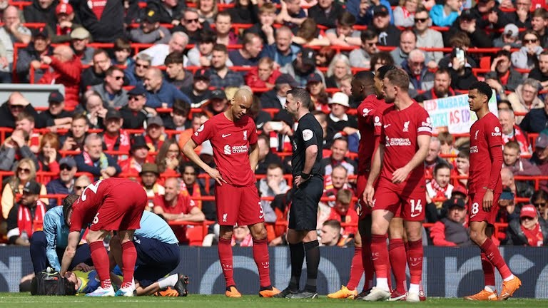 HANDBALL? Van Dijk wins a header from a corner and looks to have sent the ball against the arm of Niakhate.  - Bóng Đá