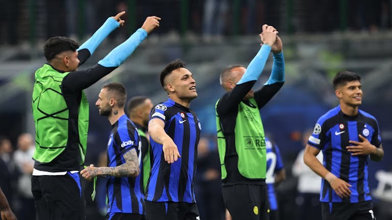 MC nóng bỏng gây chú ý ở bán kết Champions League - Bóng Đá