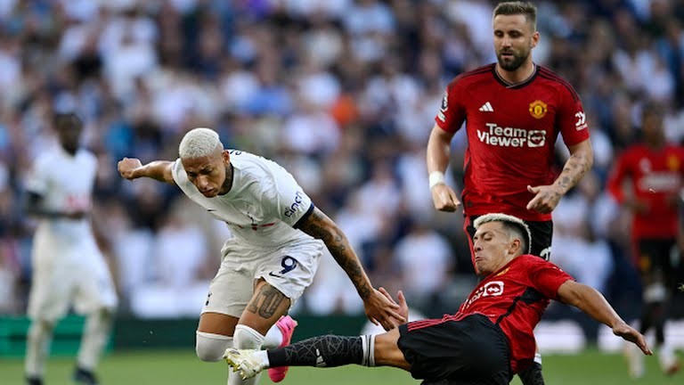 Sao không có penalty cho Man Utd? - Bóng Đá