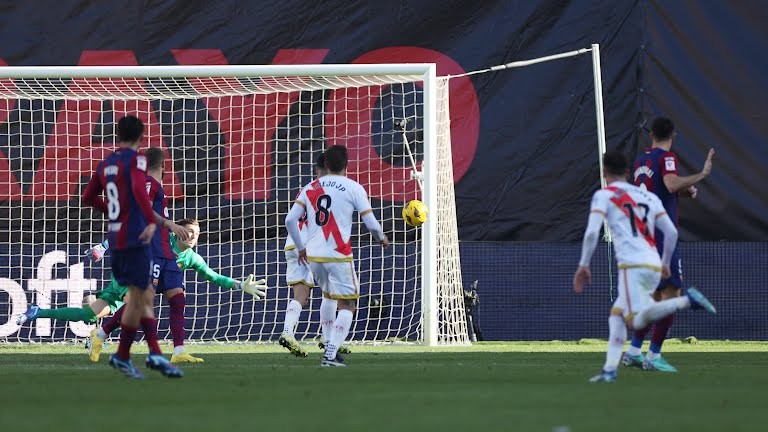 Barca thoát thua hú vía, nguy cơ bị bỏ xa ở La Liga - Bóng Đá