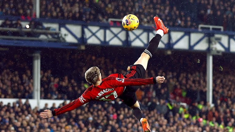 Manchester United boss Erik ten Hag has reportedly put Jadon Sancho, Casemiro and Raphael Varane up for sale in January - Bóng Đá