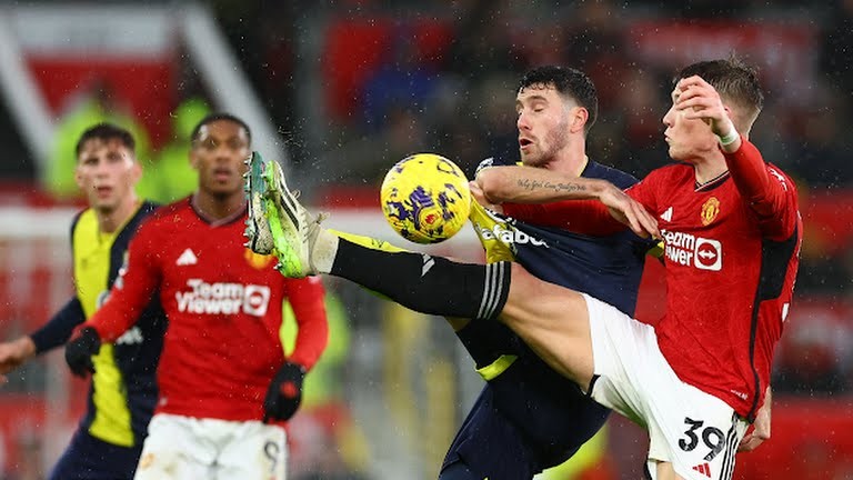 Thua thảm, M.U đã biết phải tống khứ cầu thủ mất bóng 12 lần - Bóng Đá