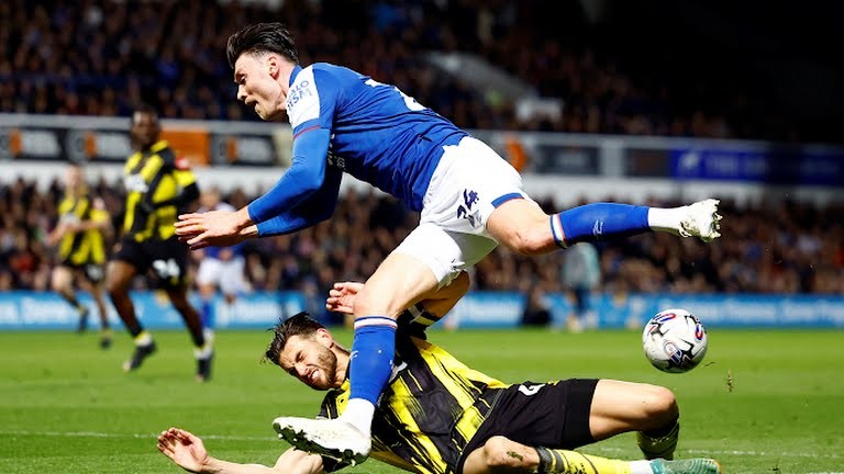 Cuộc chiến căng như dây đàn ở bóng đá Anh - Bóng Đá