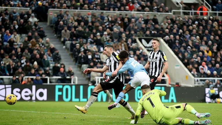 De Bruyne quá đáng sợ, bẽ mặt Antony - Bóng Đá