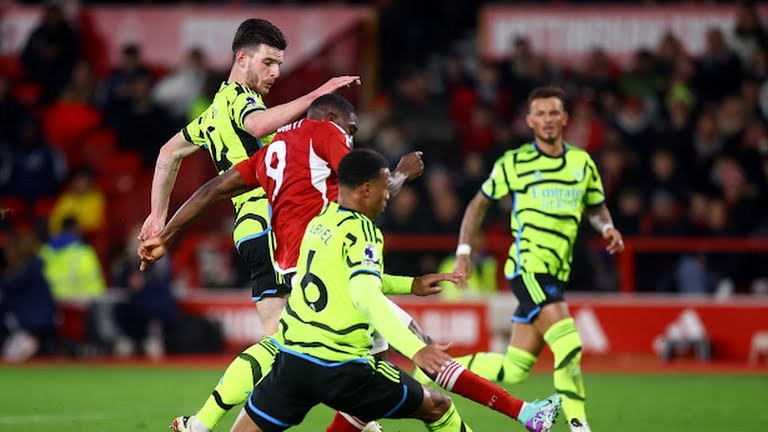 Cận cảnh pha cãi nhau to của hai cầu thủ Arsenal - Bóng Đá