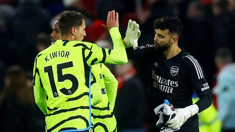 Cận cảnh pha cãi nhau to của hai cầu thủ Arsenal - Bóng Đá