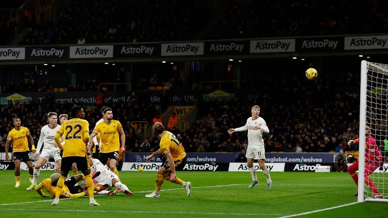 M.U hạ Wolves, Garnacho lẻn vào sân dù phạm luật - Bóng Đá