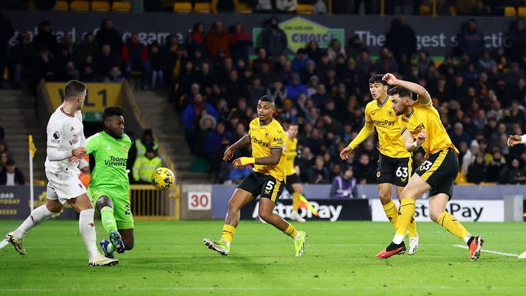 M.U hạ Wolves, Garnacho lẻn vào sân dù phạm luật - Bóng Đá