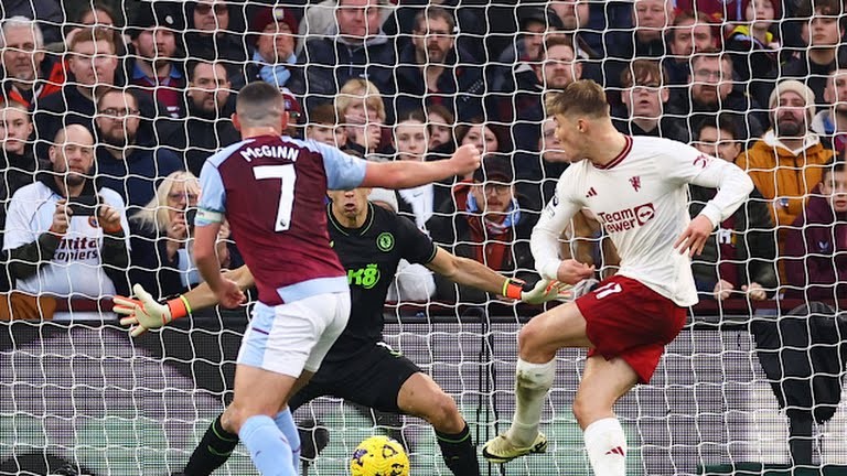 Hojlund làm chuyện khiến McTominay ngượng ngùng - Bóng Đá