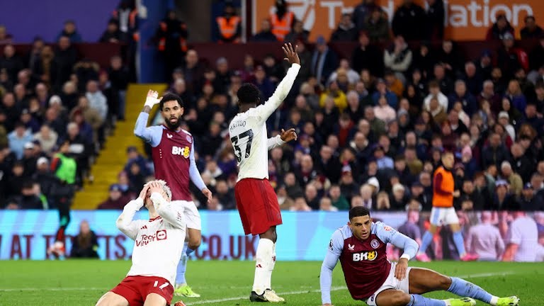 Hojlund làm chuyện khiến McTominay ngượng ngùng - Bóng Đá