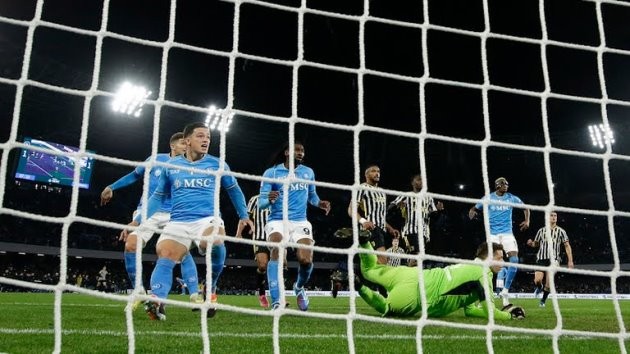 Hạ Juve, Napoli đưa Inter cô đơn trên đỉnh - Bóng Đá