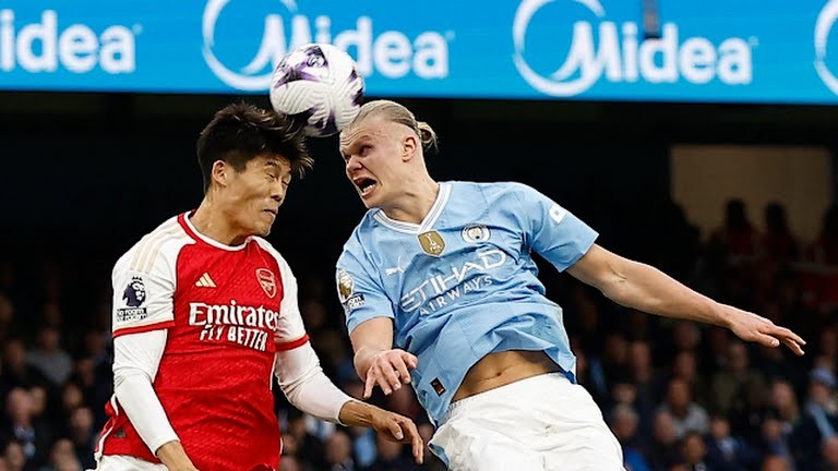 Pha bóng khiến Arsenal mất chiến thắng trước Man City - Bóng Đá