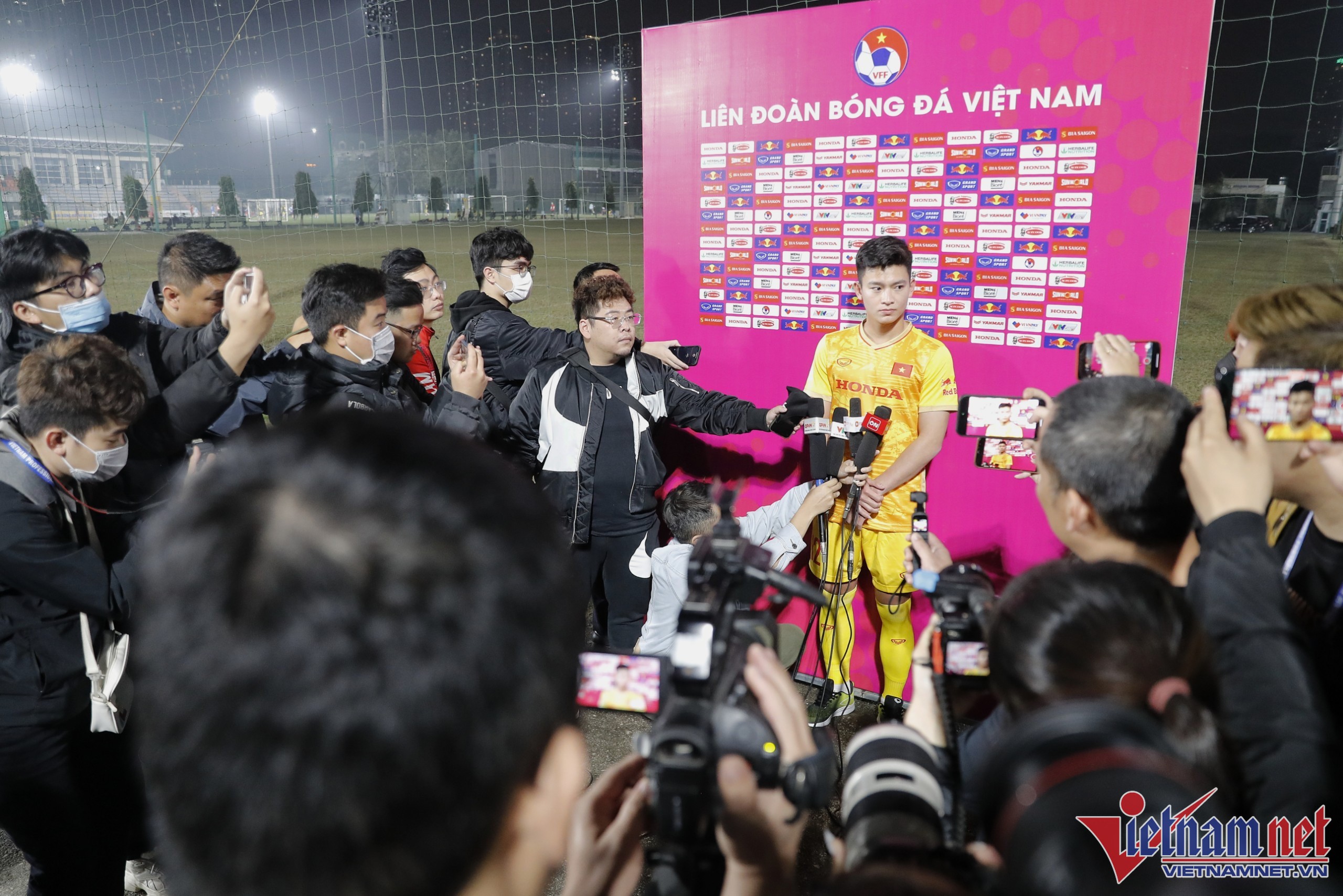 HLV Philippe Troussier mướt mồ hôi với U23 Việt Nam lúc nửa đêm - Bóng Đá