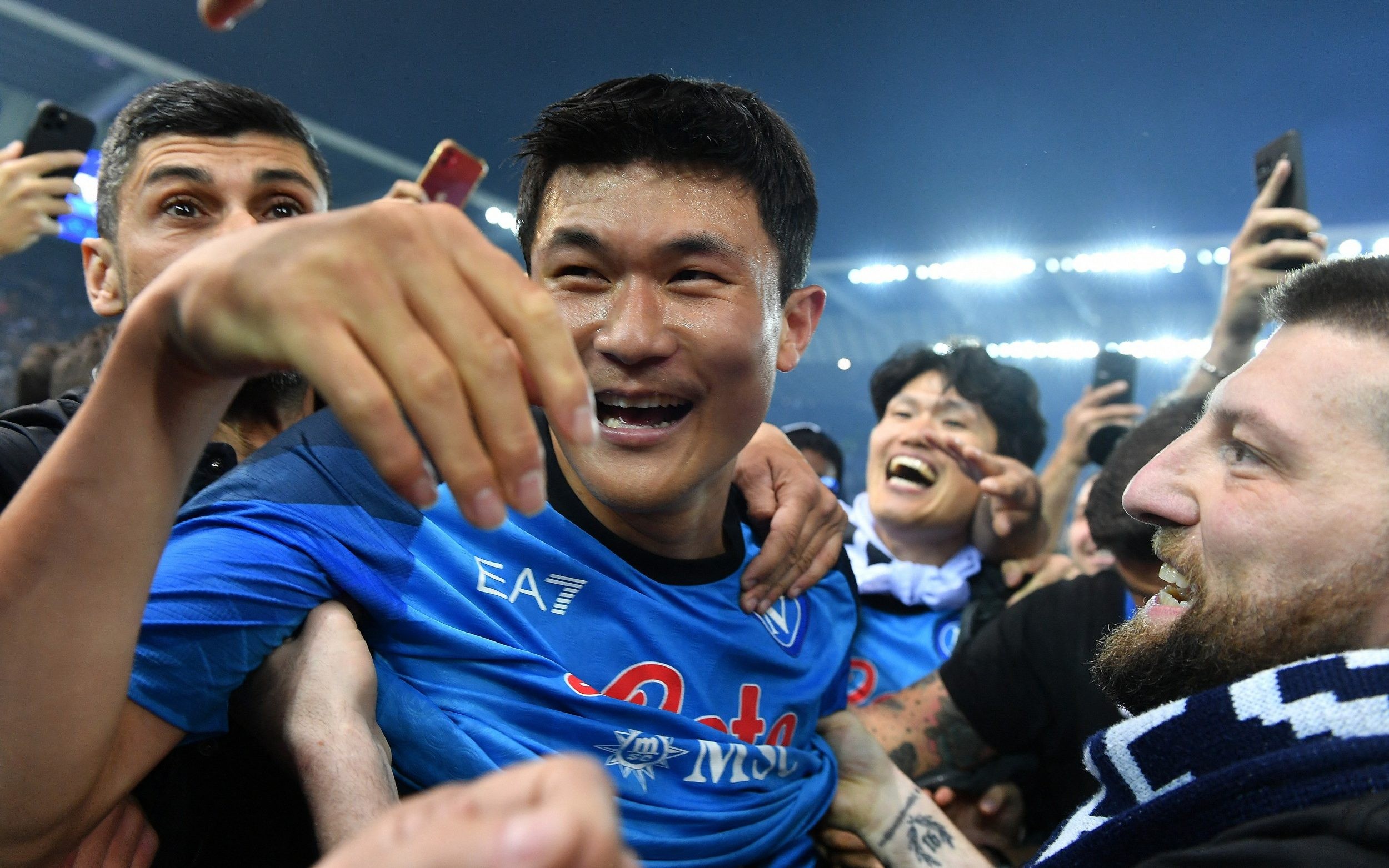 Ẩu đả, bạo loạn gây chết người sau khi Napoli vô địch Serie A - Bóng Đá