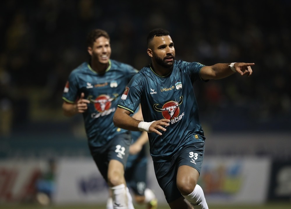 Thủ môn Thanh Hóa mắc sai lầm không tưởng, HAGL thoát đáy bảng V-League - Bóng Đá