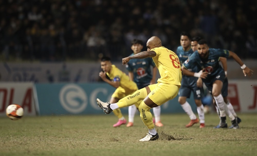 Thủ môn Thanh Hóa mắc sai lầm không tưởng, HAGL thoát đáy bảng V-League - Bóng Đá