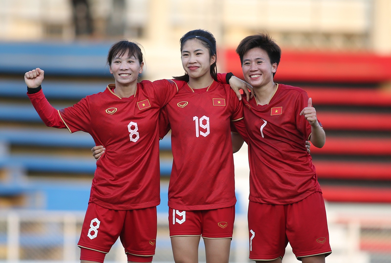 Thanh Nhã, Hoàng Thị Loan gây thương nhớ với CĐV Campuchia - Bóng Đá