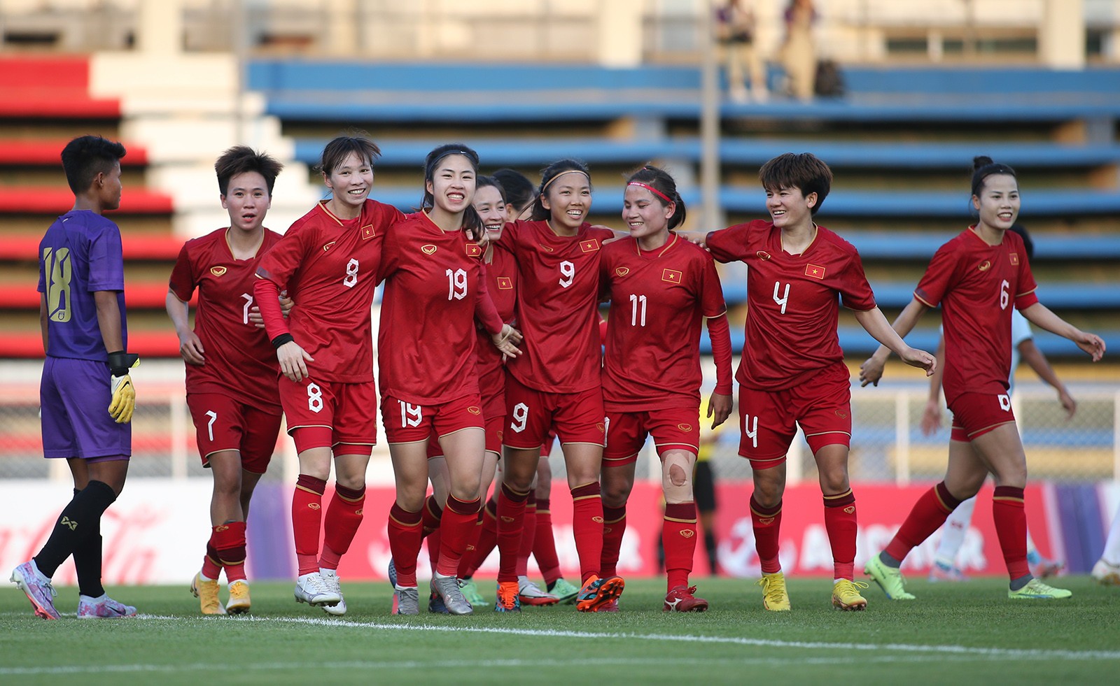 Thanh Nhã, Hoàng Thị Loan gây thương nhớ với CĐV Campuchia - Bóng Đá