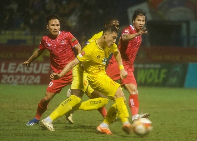 Tấn Tài chất vấn HLV Kiatisuk; 'Các đội bóng V-League thường hỗ trợ nhau