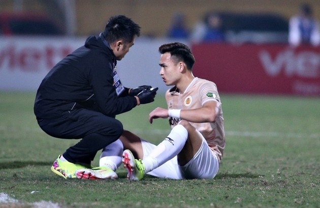 Tuấn Anh chính thức rời HAGL; Bùi Hoàng Việt Anh khâu 24 mũi - Bóng Đá