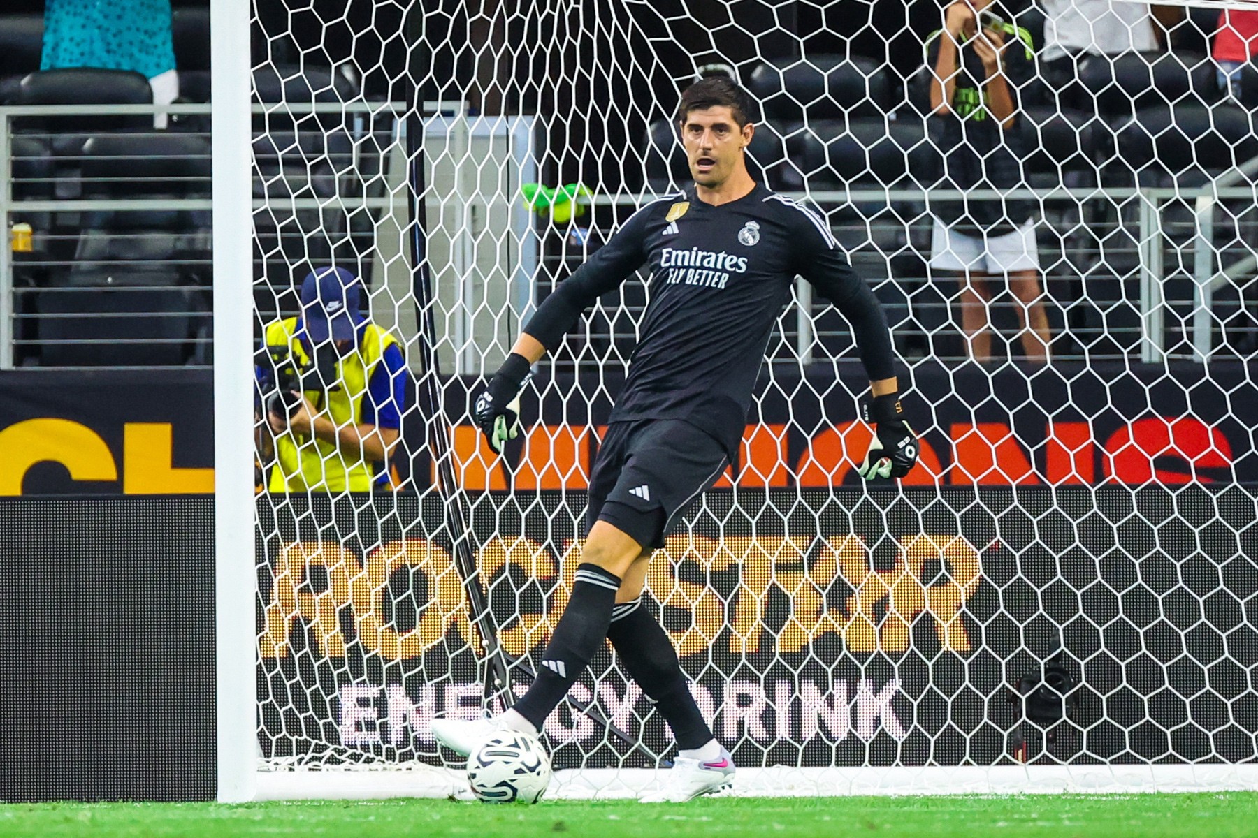 Real Madrid sốt vó, Courtois chấn thương nặng phải nghỉ dài hạn - Bóng Đá