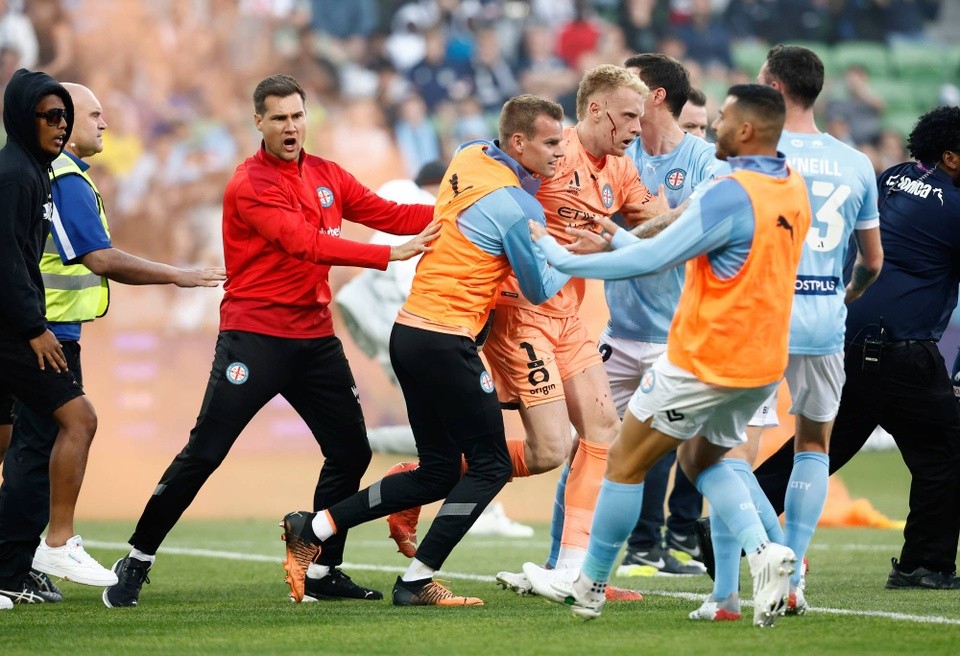 Cú sốc sau 'ngày đen tối nhất của nền bóng đá Australia' - Bóng Đá