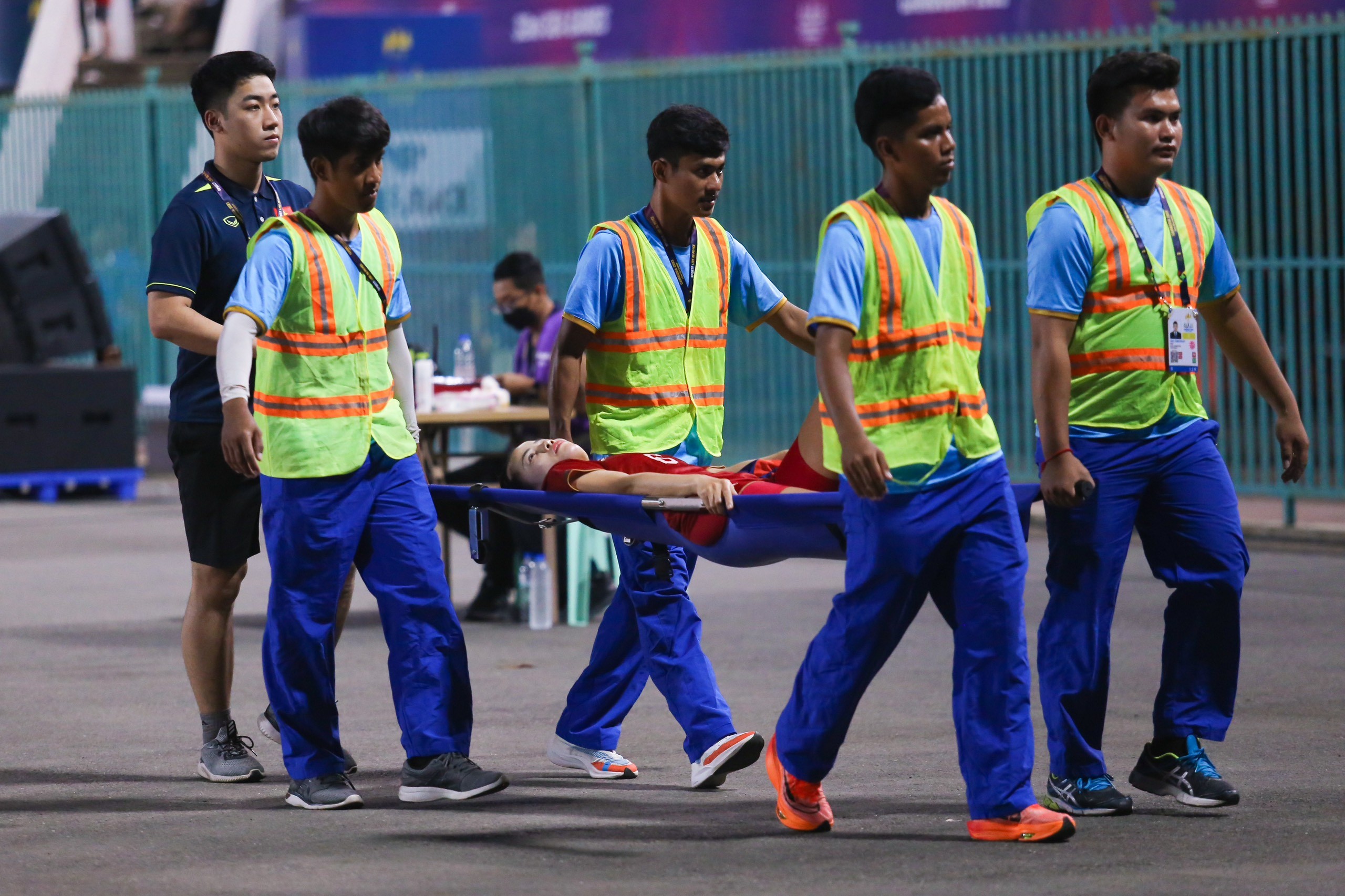 Trung vệ tuyển nữ Việt Nam nhập viện cấp cứu - Bóng Đá