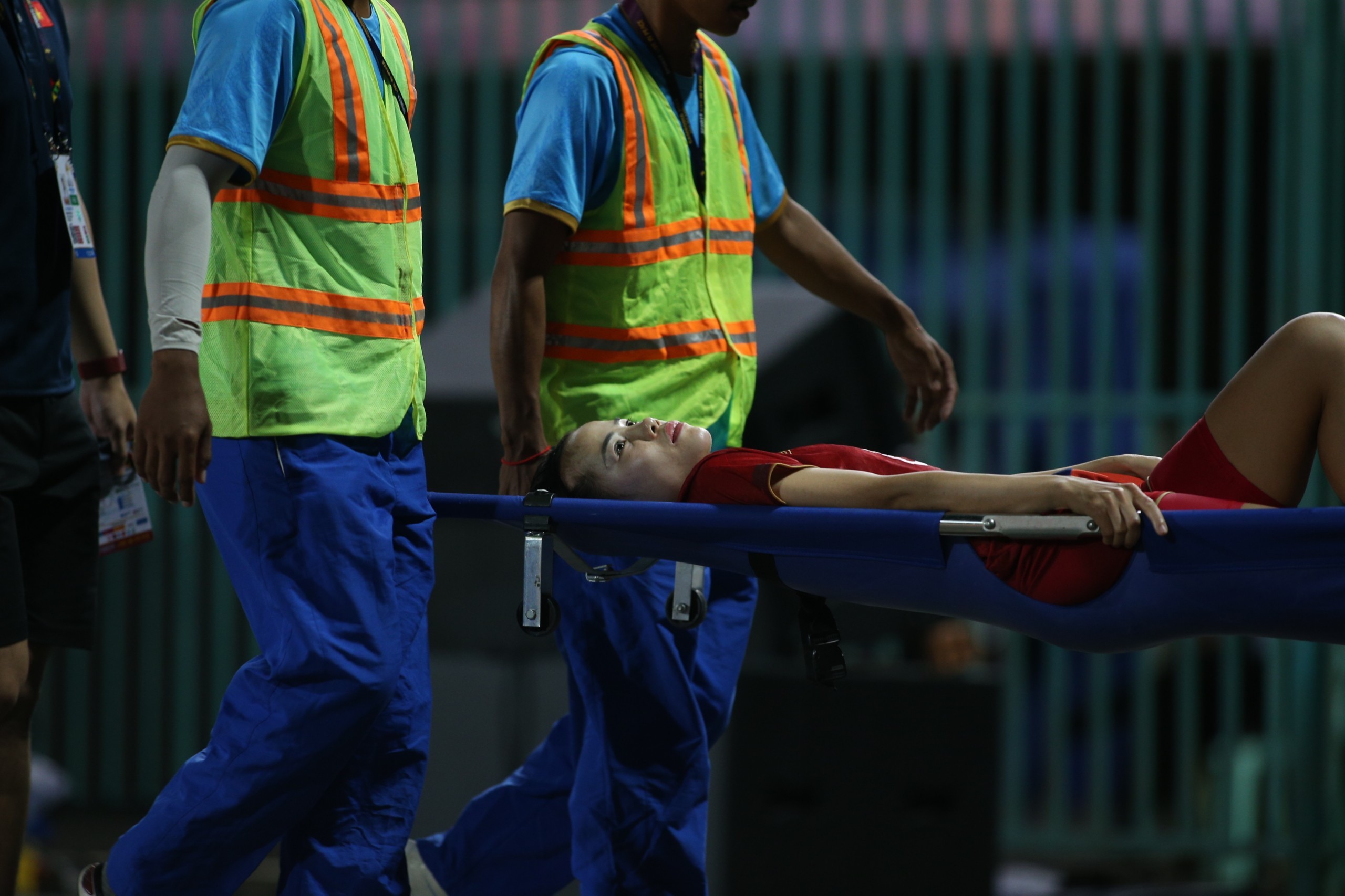 Trung vệ tuyển nữ Việt Nam nhập viện cấp cứu - Bóng Đá