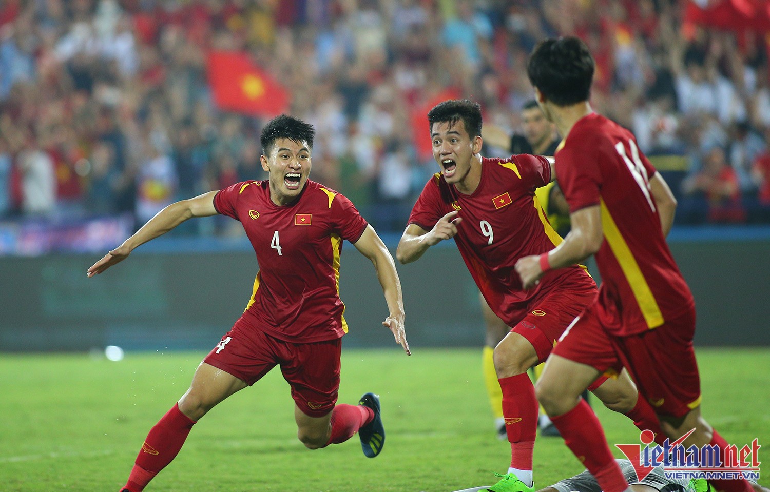 HLV P.Troussier không được dùng Quang Hải, Tiến Linh ở SEA Games 32 - Bóng Đá