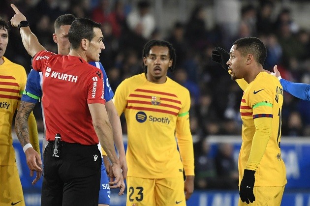 WHY ROBERT LEWANDOWSKI STOPPED BARCELONA CAPTAIN ARAÚJO FROM PROTESTING VITOR ROQUE’S RED CARD - Bóng Đá