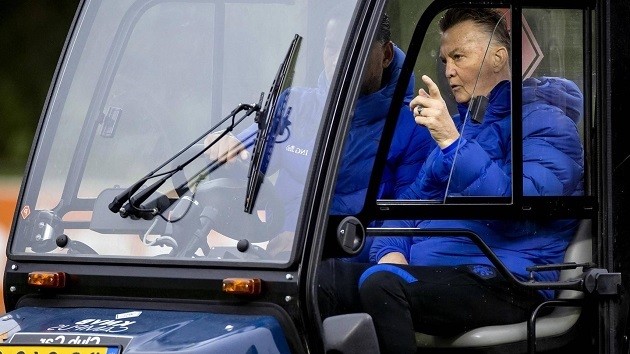 Louis van Gaal temporarily in wheelchair after bike accident, driven to Netherlands training on golf cart - Bóng Đá