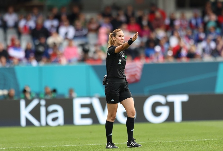 Trọng tài nói về hai tình huống xem VAR làm tuyển nữ Việt Nam chịu thiệt - Bóng Đá