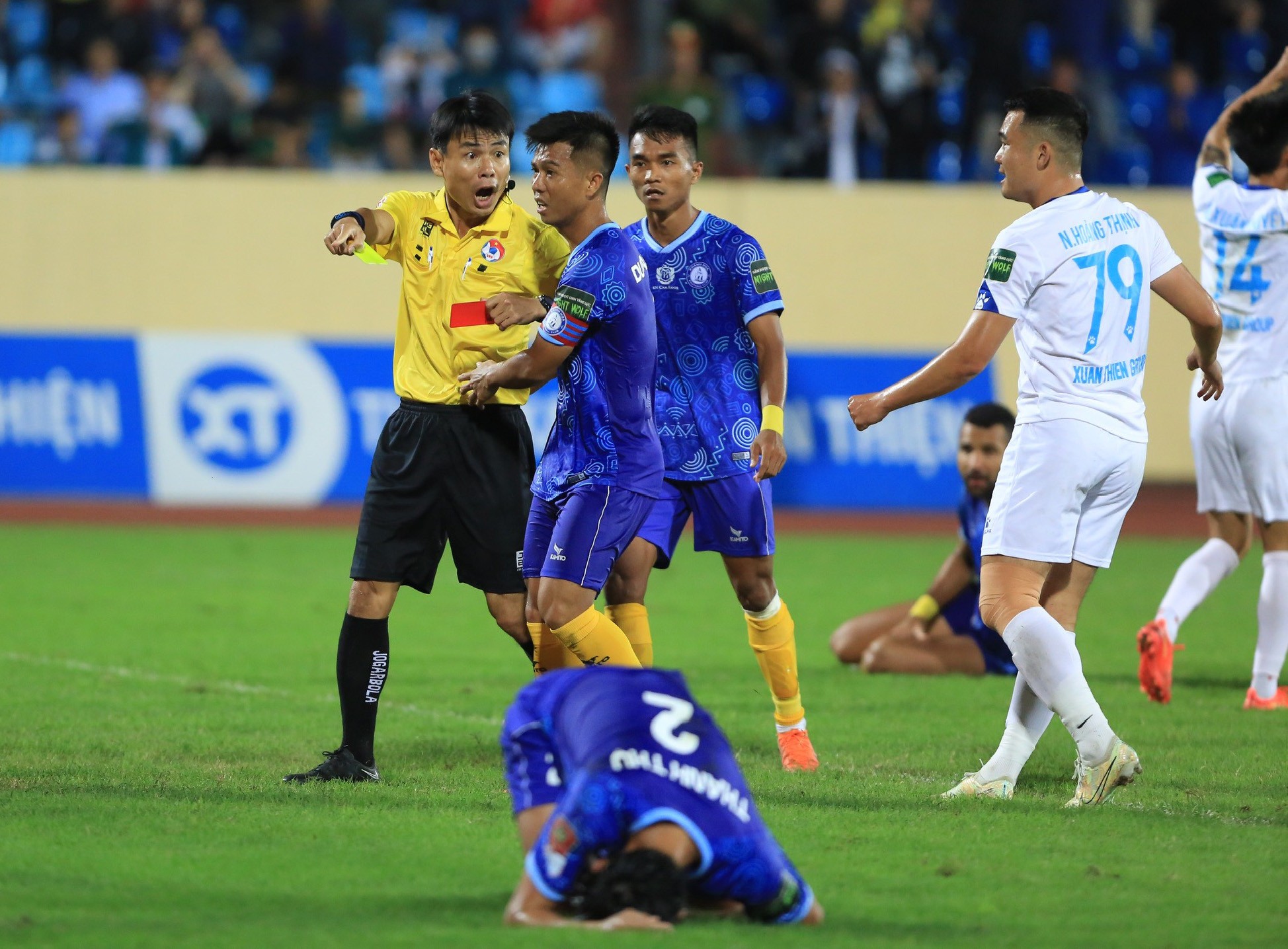 Trọng tài Trương Hồng Vũ không thổi oan penalty cho Khánh Hòa - Bóng Đá