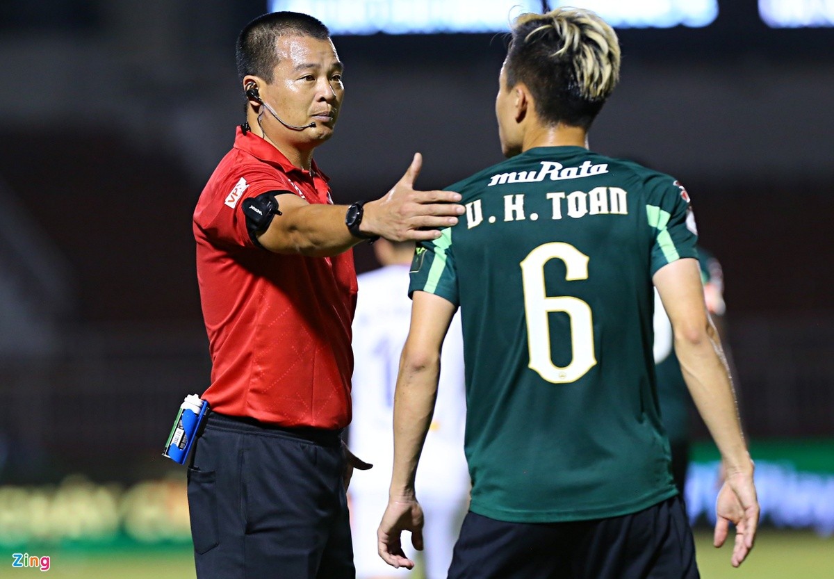 Trọng tài V.League tiếp tục bị chỉ trích - Bóng Đá