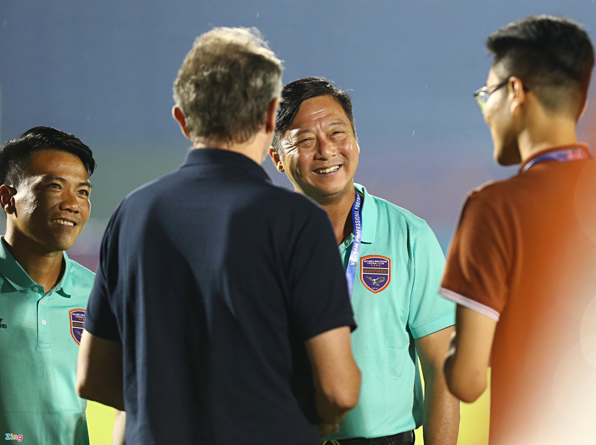 HLV Troussier dặn dò thủ môn Tấn Trường - Bóng Đá