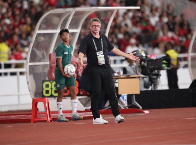 HLV Philippe Troussier đang làm gì với bóng đá Việt Nam? - Bóng Đá