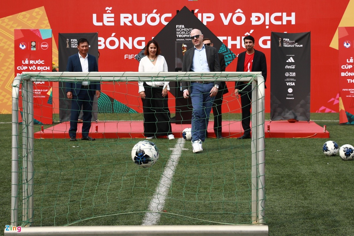 HLV Troussier cùng ông Mai Đức Chung dự lễ rước Cúp vàng World Cup - Bóng Đá